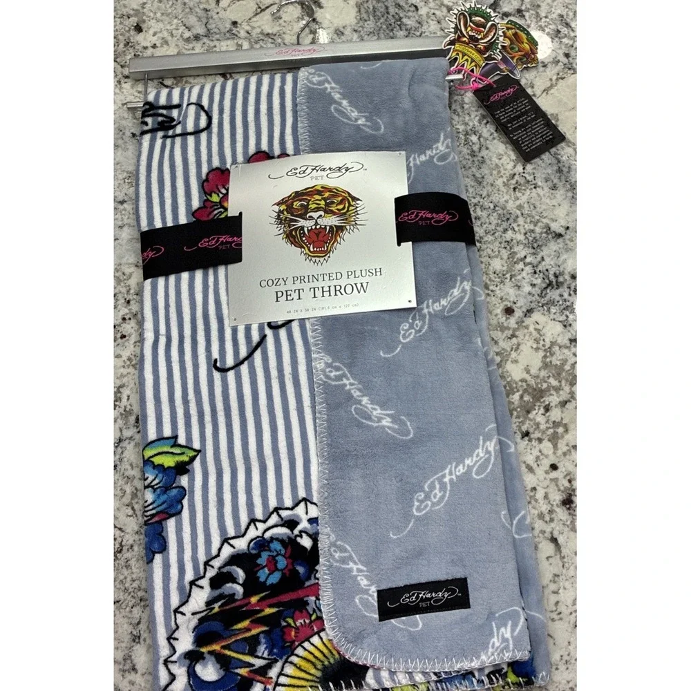 Ed Hardy Gray Multicolor 40x50 Foo Dog Flowers Fans Reversible Plush Blanket NEW